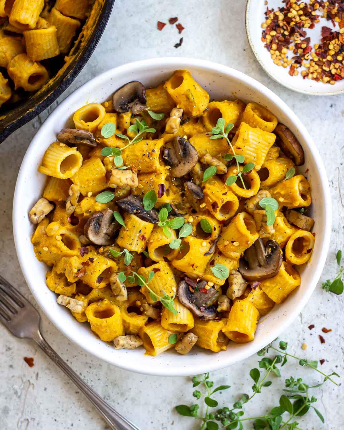 Cheesy plantbased pasta with mushrooms and tempeh.
