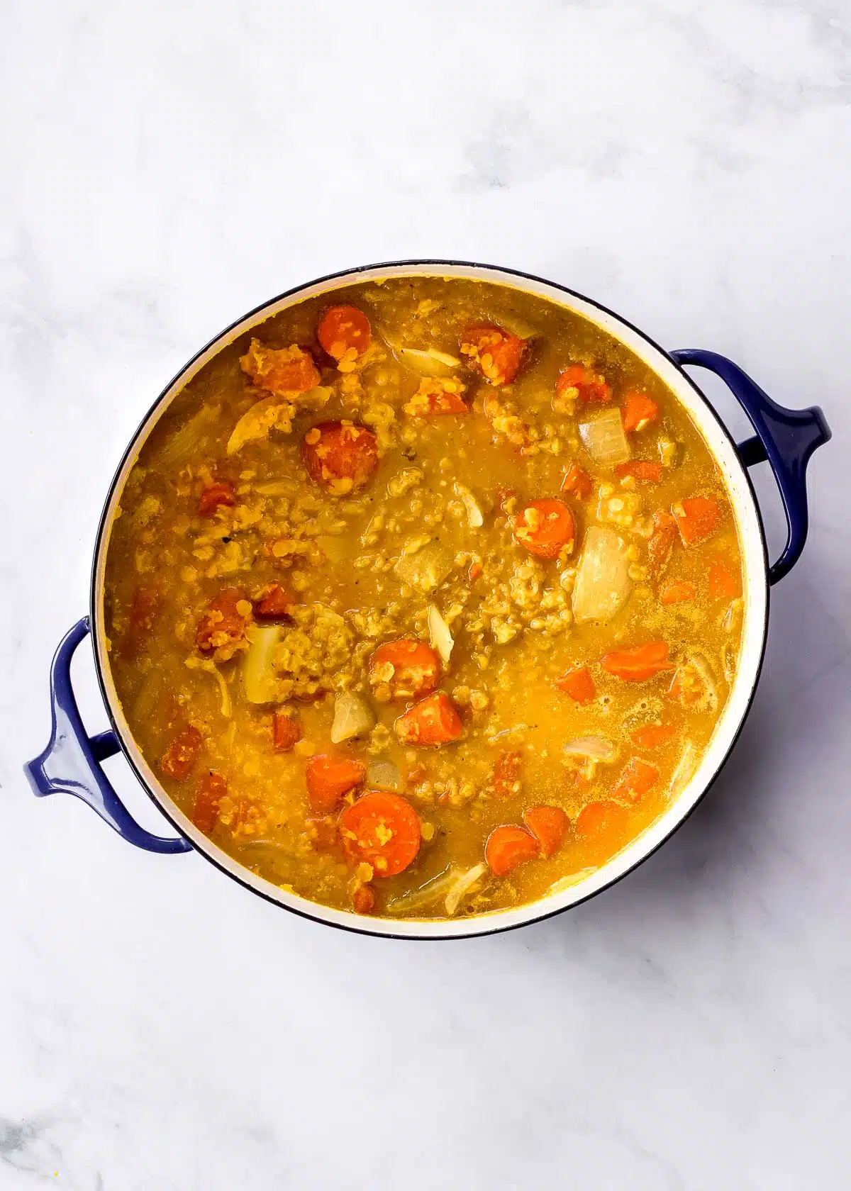 Σούπα καρότο και φακές χωρίς ανάμειξη σε μεγάλη κατσαρόλα.