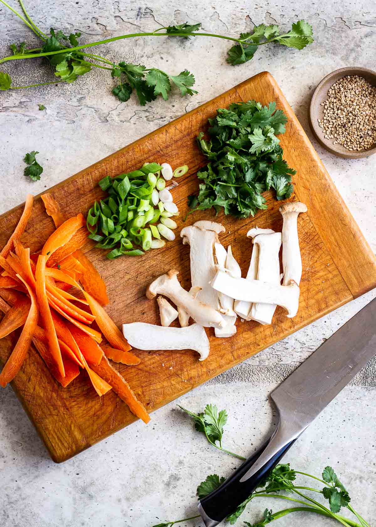 Υλικά για να φτιάξετε vegan noodles με σάλτσα αμυγδάλου και τόφου.